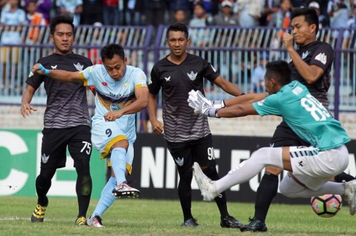 Aksi striker Persela Lamongan, Samsul Arif (dua dari kiri) yang mencetak hat-trick saat timnya menan