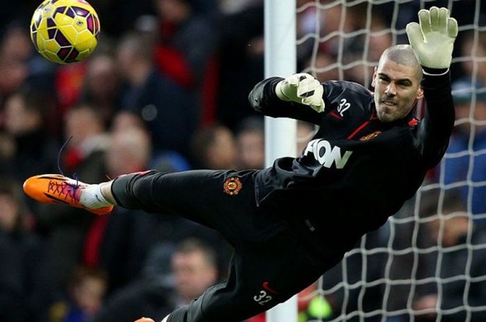 Kiper Manchester United, Victor Valdes, saat melakukan sesi pemanasan sebelum pertandingan Premier League menghadapi Southampton di Stadion Old Trafford, Manchester, Inggris, pada 11 Januari 2015.