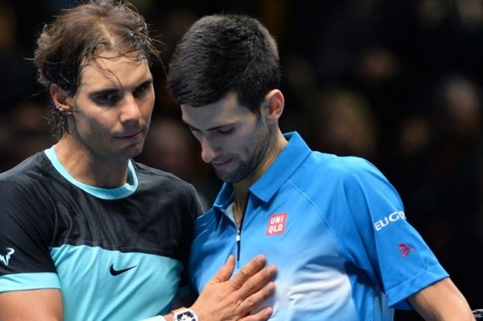 Petenis Serbia, Novak Djokovic (kanan), menyambut Rafael Nadal (Spanyol) setelah keduanya menyelesaikan laga semifinal ATP ATP World Tour Finals di London, Inggris, 21 November 2015. Djokovic menang 6-3, 6-3.