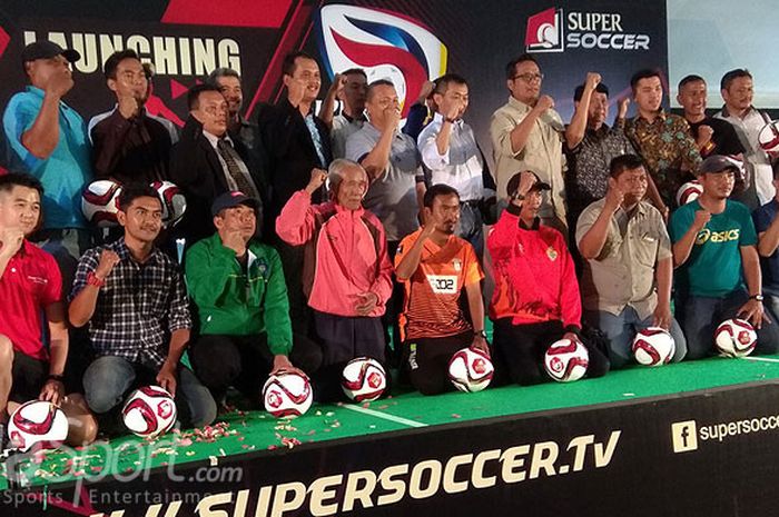 Pelatih peserta Liga 3 Jawa Barat 2018 berpose dalam acara peluncuran Super Jalapa Liga 3 2018 di pendopo Super Progresif, Kota Bandung, Jumat (27/4/2018) siang. 