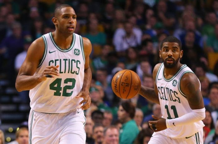 Point guard Boston Celtics, Kyrie Irving (kanan belakang, #11), mendribel bola seraya didampingi rekan setimnya, Al Horford, pada laga melawan New York Knicks di TD Garden, Boston, Massachusetts, Amerika Serikat, Selasa (24/10/2017).