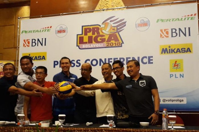 Direktur Proliga, Hanny Surkatty (kelima dari kiri), berpose dengan seluruh perwakilan tim peserta Final Four Proliga 2018 pada Kamis (5/4/2018).