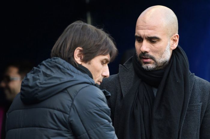  Manajer Manchester City, Josep Guardiola (kanan), bersalaman dengan Manajer Chelsea, Antonio Conte, sebelum dimulainya laga Liga Inggris di Stadion Etihad, Manchester, pada 4 Maret 2018. 