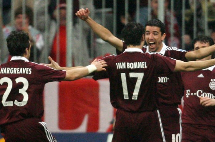 Penyerang Bayern Muenchen asal Belanda, Roy Makaay (ketiga dari kiri), merayakan gol cepatnya ke gawang Real Madrid bersama rekan-rekannya saat kedua tim melangsungkan laga di Stadion Allianz Arena, pada 7 Maret 2007.