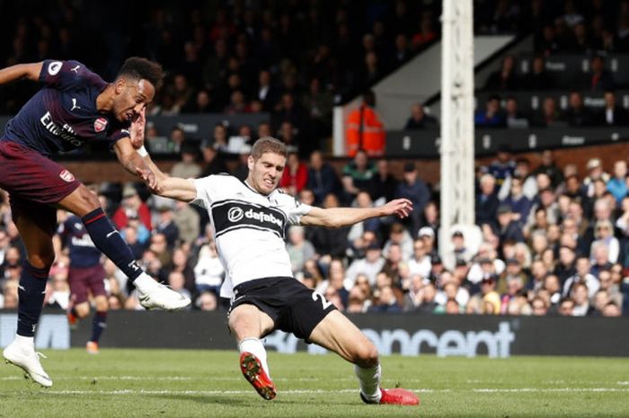 Striker Arsenal, Pierre-Emerick Aubameyang saat  mencetak gol keempat untuk timnya ke gawang tuan rumah Fulham di Stadion Craven Cottage, Minggu (7/10/2018) malam WIB.