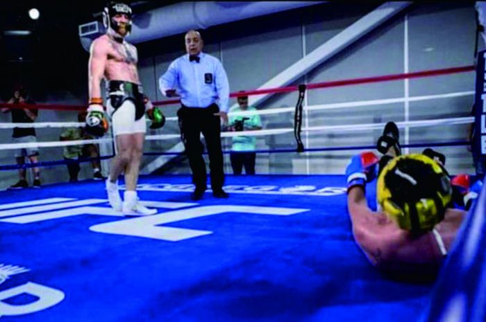  Foto saat Conor McGregor berhasil menjatuhkan Malignaggi 