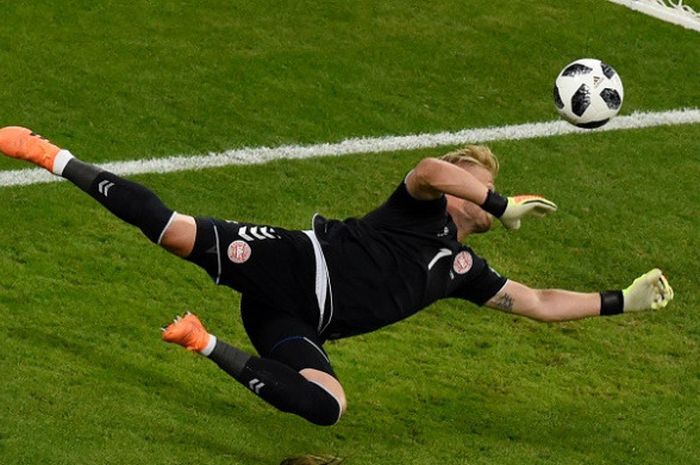  Kiper Timnas Denmark, Kasper Schmeichel, membuat penyelamatan dalam laga Grup C Piala Dunia 2018 melawan Peru, 16 Juni 2018 di Mordovia Arena, Saransk. 