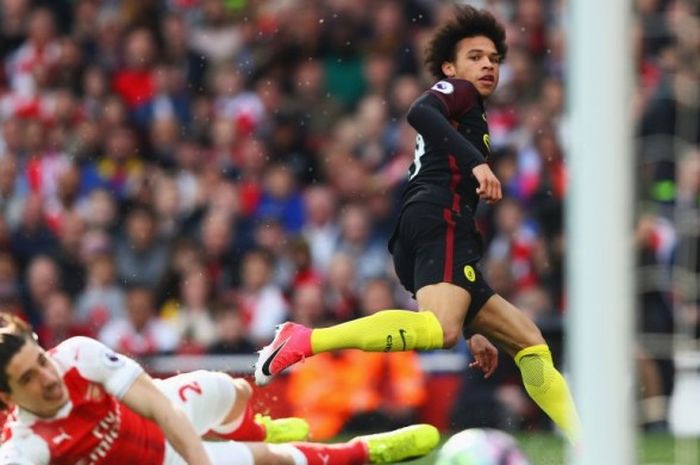 Winger Manchester City, Leroy Sane (kanan), mencetak gol ke gawang Arsenal dalam laga Premier League di Stadion Emirates, London, Inggris, pada 2 April 2017.