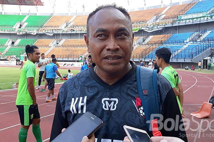 Pelatih Kalteng Putra, Kas Hartadi memberikan keterangan kepada awak media usai latihan di Gelora Bu