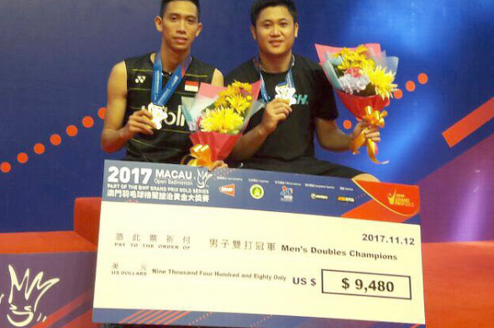 Wahyu Nayaka Arya P (kanan)/Ade Yusuf Santoso di podium Macau Open 2017 setelah menang 21-13, 21-14 atas ganda putra Korea Selatan, Kim Won-ho/Seo Seung-jae, di Tap Seac Multisport Pavilion, Macau pada 7-12 November 2017.