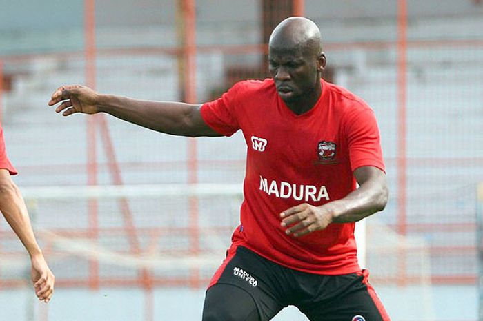 Bek Madura United, OK John, mengikuti latihan tim di Stadion 10 November Surabaya, Minggu (21/1/2018) sore.