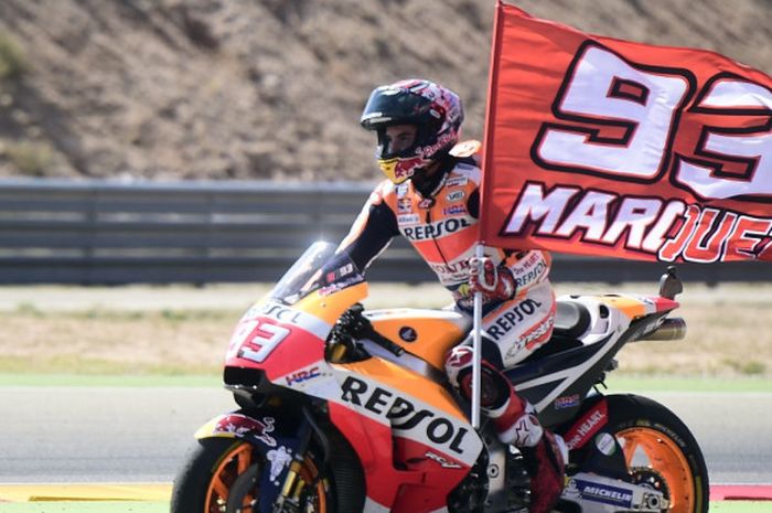 Pebalap Repsol Honda dari Spanyol, Marc Marquez, melakukan selebrasi seusai menjuarai GP Aragon yang berlangsung di MotorLand Aragon, Alcaniz, Minggu (24/9/2017).