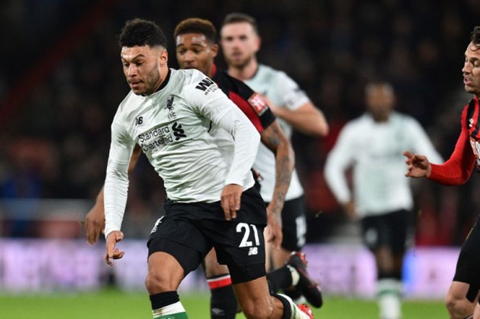 Gelandang Liverpool FC, Alex Oxlade-Chamberlain, berlari dalam laga Liga Inggris kontra Bournemouth di Stadion Vitality, Bournemouth, pada 17 Desember 2017.