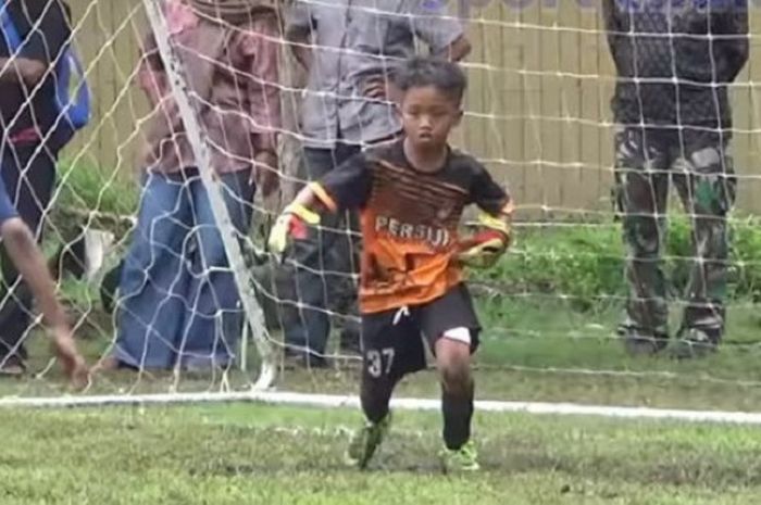 Muhammad Ichsan, penjaga gawang dari klub sekolah sepak bola (SSB) Persija Putra Jatinom, Klaten.