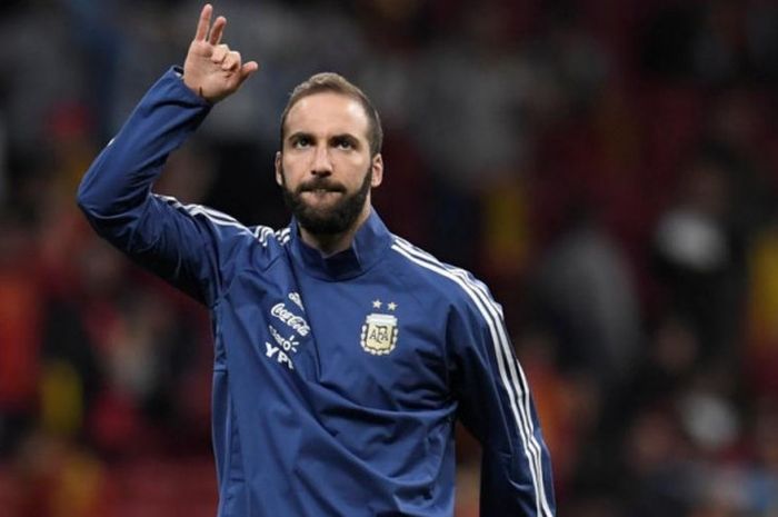 Gonzalo Higuain melakukan pemanasan menjelang duel uji coba timnas Argentina kontra Spanyol di Stadion Wanda Metropolitano Madrid, 27 Maret 2018.