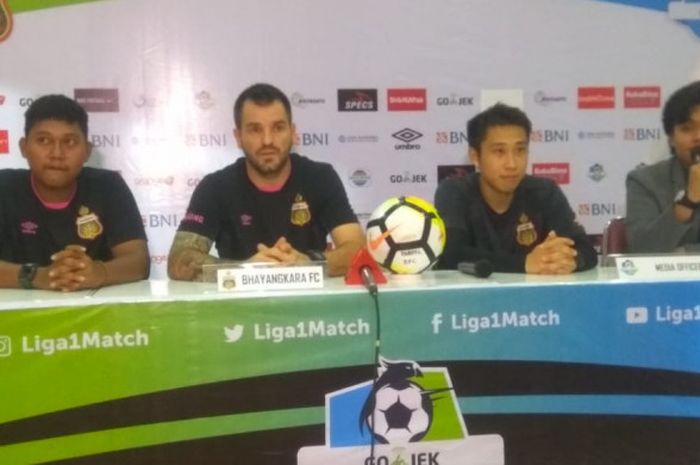 Pelatih dan pemain Bhayangkara FC, Simon McMenemy serta Lee Yoo-joon dalam sesi jumpa pers sebelum di Stadion PTIK, Rabu (16/5/2018).