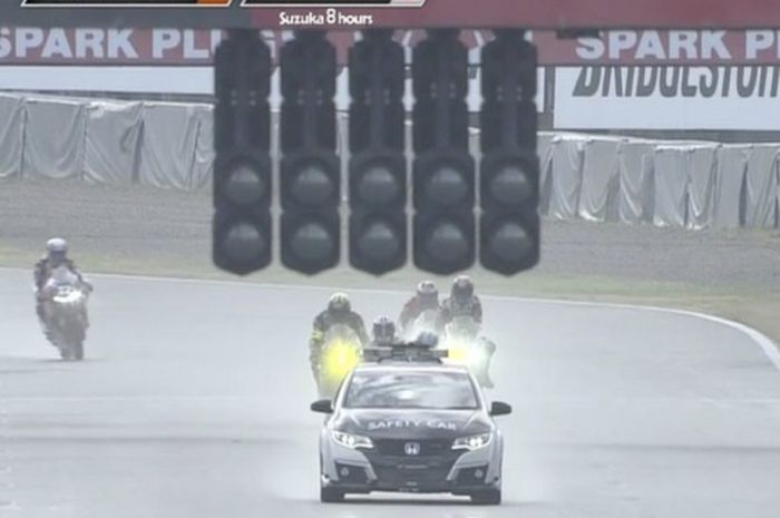 Safety car memasuki lintasan saat ajang Suzuka 8 Hours 2018 di Sirkuit Suzuka, Jepang, Minggu (29/7/2018).