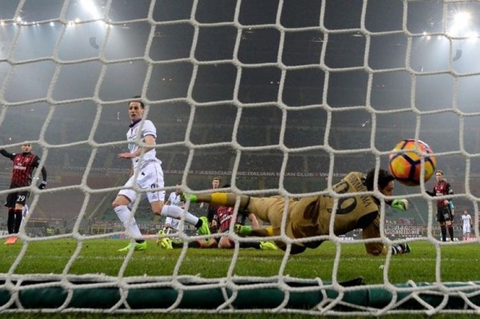 Penyerang Fiorentina, Nikola Kalinic (kedua dari kiri), mencetak gol ke gawang AC Milan dalam laga Serie A di Stadion San Siro, Milan, Italia, 19 Februari 2017.