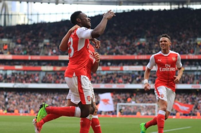 Striker Arsenal, Danny Welbeck, melakukan selebrasi setelah menjebol gawang Manchester United di Emirates Stadium, Minggu (7/5/2017)