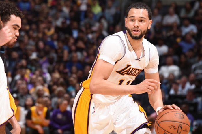 Tyler Ennis (berkaus putih, #11) kala membela LA Lakers pada musim 2017