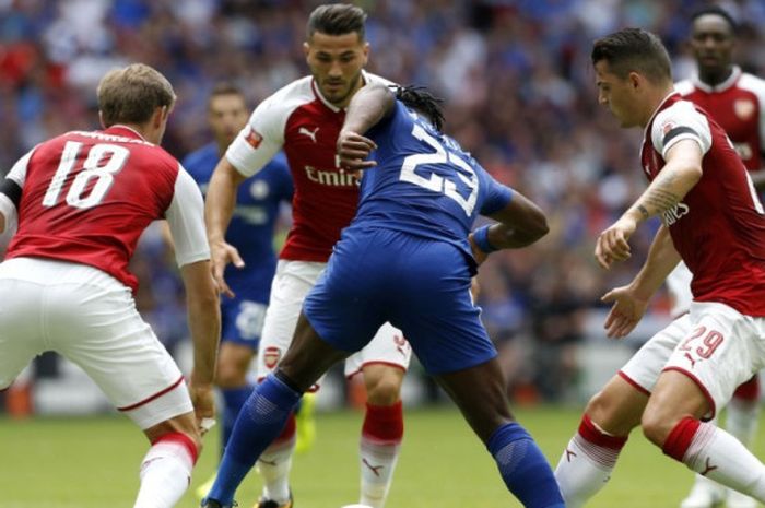 Penyerang Chelsea, Michy Batshuayi (tengah), berupaya mengontrol bola di tengah kepungan pemain Arsenal dalam laga Community Shield di Stadion Wembley, London, 6 Agustus 2017.