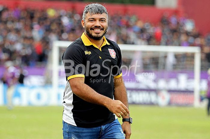 CEO PS Mojokerto Putra, Danilo Fernando, mendampingi timnya melawan Persik Kediri dalam laga lanjutan pekan ke-9 Grup 6 Liga 2 di Stadion Brawijaya Kediri, Jawa Timur, Selasa (01/08/2017) sore.