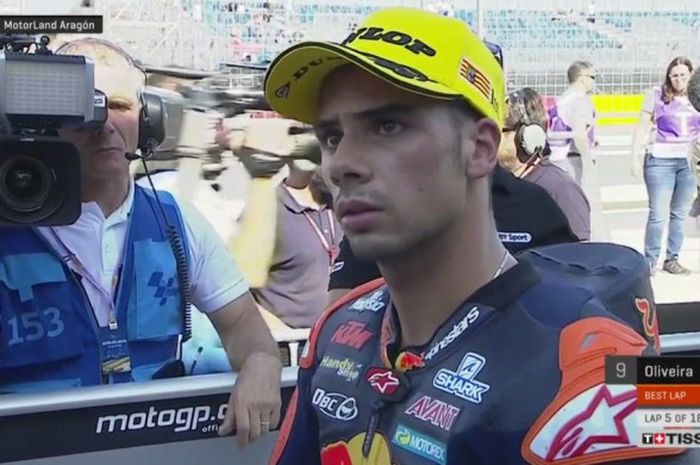 Pebalap tim Red Bull KTM Ajo, Miguel Oliveira, terkejut ketika race direction membatalkan pole position yang diraihnya di sesi kualifikasi Moto2 GP Aragon (23/9/2017).