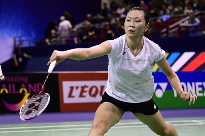 Pebulu tangkis tunggal putri Amerika Serikat, Zhang Beiwen, mengembalikan kok ke arah He Bingjiao pada final Prancis Terbuka yang berlangsung di ierre de Coubertin stadium, Paris, 30 Oktober 2016.