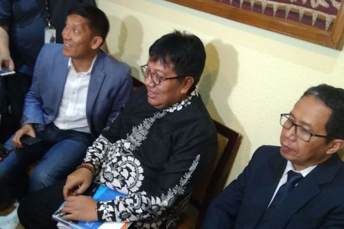 Ketua Umum, Ferry Paulus, Direktur Utama Persija Jakarta, Gede Widiade, bersama Plt Ketum PSSI, Joko