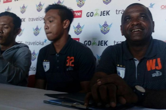 Pelatih Persipura, Wonderley Machado dan Silva Junior (kanan) saat sesi jumpa awak media di stadion Petrokimia Gresik, Minggu (13/8/2017)