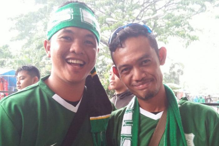 Dua suporter PSMS, Haryanto (kanan) dan Irwan yang berprofesi sebagai pelaut datang mendukung langsung tim idolanya bertanding lawan Persija pada semifinal pertama Piala Presiden 2018 di Stadion Manahan, Solo, Sabtu (10/2/2018). 