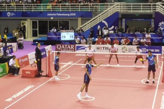 Tim sepak takraw Indonesia (seragam putih-merah) bersiap menerima servis dari India pada laga terakhir penyisihan Grup B Asian Games 2018 di Ranau Hall, Jakabaring Sport City, Palembang, Senin (20/8/2018).