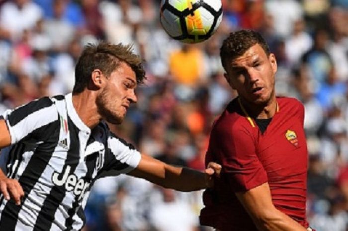 Daniele Rugani dan Edin Dzeko berduel memperebutkan bola saat Juventus dan AS Roma bertanding di ICC 2017, Minggu (30/7/2017). 