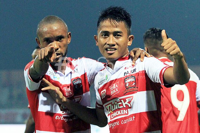  Pemain sayap Madura United, Bayu Gatra, melakukan selebrasi seusai mencetak gol ke gawang Barito Putera pada laga perdana Liga 1 2018 di Stadion Gelora Ratu Pamelingan, Pamekasan, Madura, Senin (26/03/18).    