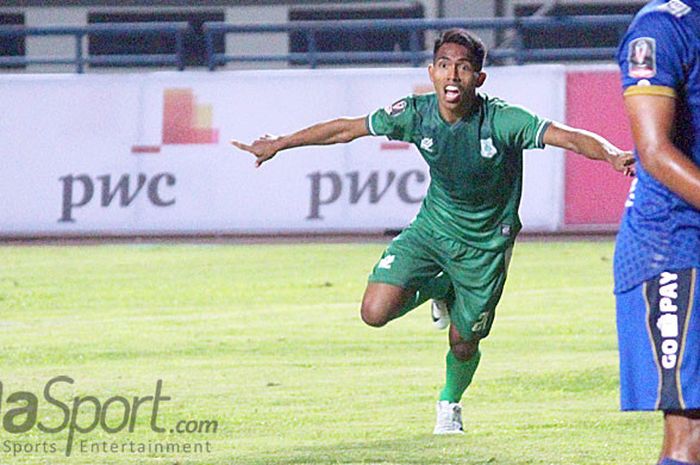 Aksi selebrasi penyerang PSMS Medan, Frets Butuan, seusai mencetak gol pertama PSMS Medan ke gawang Persib Bandung dalam laga Grup A Piala Presiden 2018 di Stadion Gelora Bandung Lautan Api, Kab. Bandung, Minggu (21/1/2018) malam.