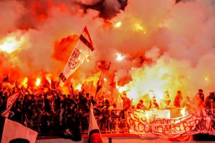 Suporter Bali United saat perayaan laga terakhir Bali United di Liga 1 lawan Persegres Gresik United , Stadion Kapten I Wayan Dipta, Minggu (12/11/2017)