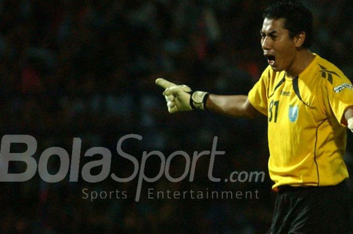 Kiper Persela, Choirul Huda, beraksi pada sebuah laga Liga Indonesia, 20 September 2010.