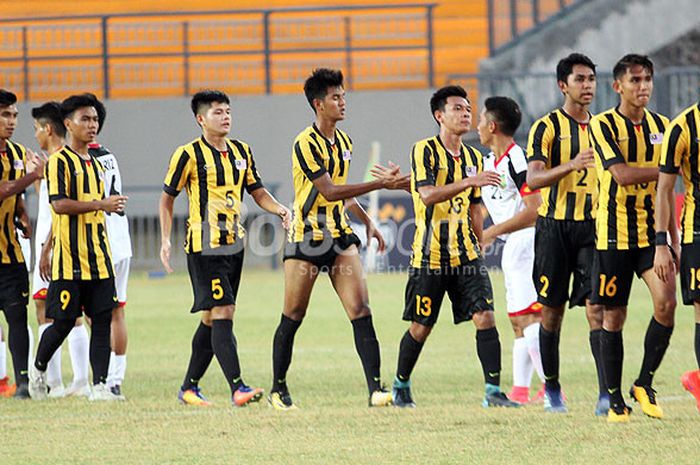 Pemain timnas U-19 Malayia bersalaman dengan pemain timnas U-19 Brunei Darussalam menjelang dimulainya laga Piala AFF Cup U-19 Grup B di Stadion Gelora Joko Samudro Gresik, Jumat (6/7/2018).