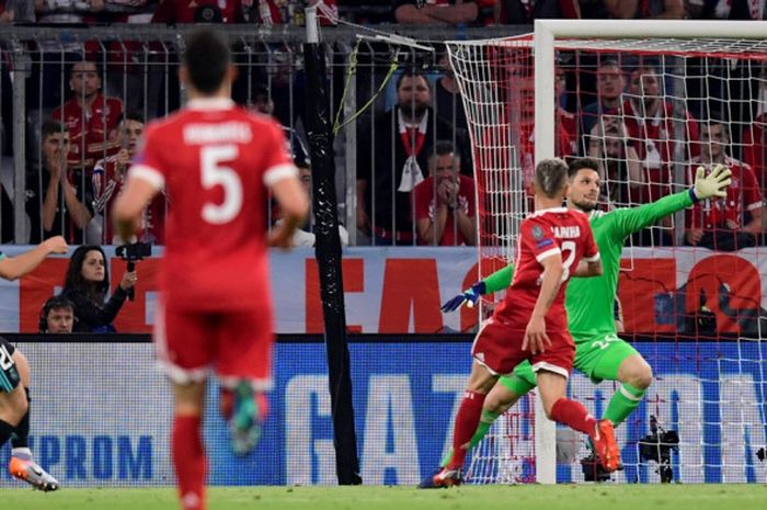 Pemain Real Madrid, Marco Asensio, saat mencetak gol ke gawang Bayern Muenchen pada laga leg pertama semifinal Liga Champions di Allianz Arena, Rabu (25/4/2018) waktu setempat.