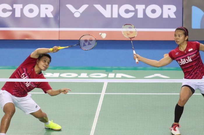 Pasangan ganda putri Indonesia, Greysia Polii/Apriani Rahayu, saat menjalani pertandingan melawan Yuki Fukushima/Sayaka Hirota (Jepang) pada babak kedua turnamen Korea Terbuka yang digelar di SK Handball Stadium, Seoul, Kamis (14/9/2017).