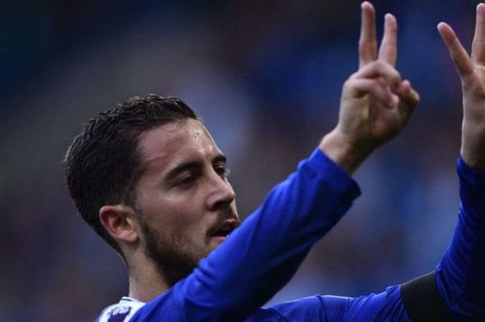 Selebrasi gelandang Chelsea, Eden Hazard, seusai membobol gawang Leicester City, pada pertandingan lanjutan Premier League di Stamford Bridge, Sabtu (15/10/2016). Hazard mendedikasikan golnya untuk rekannya, Willian, yang sedang berduka karena ibunya meninggal. 