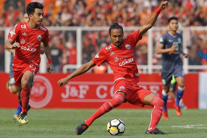 Gelandang asing Persija Jakarta, Rohit Chand hendak melepas umpan ke rekannya saat laga melawan Persela Lamongan di SUGBK, Jakarta, Selasa (20/11/2018).