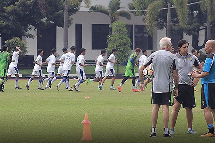 Tim Persib saat berlatih di Lapangan Sesko AD, Kota Bandung.