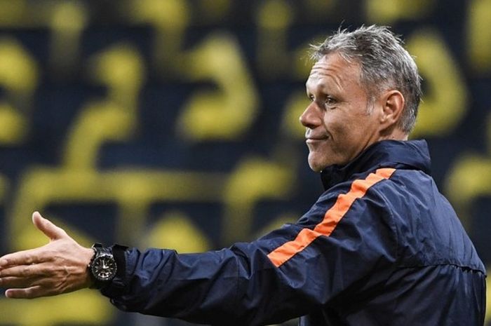 Marco van Basten ketika masih menjadi asisten pelatih timnas Belanda dalam sebuah latihan menjelang 