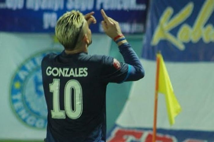 Selebrasi striker Arema, Cristian Gonzales seusai mencetak gol ke gawang Persela di Stadion Kanjuruhan, Kab Malang, Minggu (6/11/2016) malam. 