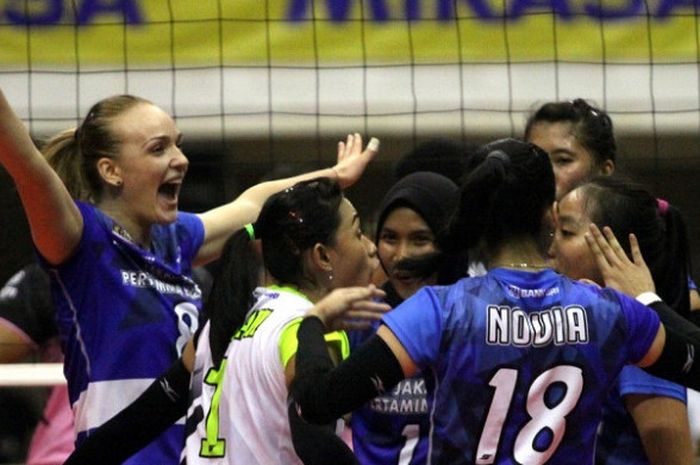 Tim bola voli Jakarta Pertamina Energi bereaksi saat mencetak poin pada laga putaran pertama final four Proliga 2018 di GOR Ken Arok, Malang, Jumat (30/3/2018).