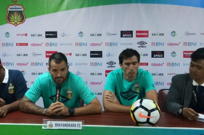 Pelatih dan pemain Bhayangkara FC, Simon McMenemy saat memberikan keterangan pers seusai laga kontra Perseru Serui di Stadion PTIK, Jakarta, Rabu (12/9/2018).