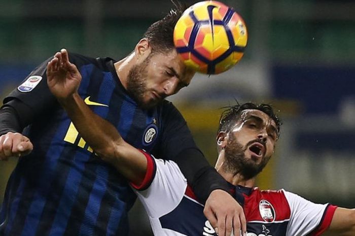 Raffaele Palladino (kanan) berduel dengan Danilo D'Ambrosio dalam partai Liga Italia di Stadion Giuseppe Meazza, Milan, 16 Agustus 2016.