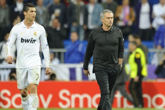 Pelatih Real Madrid, Jose Mourinho (kanan), berjalan bersama Cristiano Ronaldo seusai laga leg kedua babak 16 besar Liga Champions kontra CSKA Moskva di Stadion Santiago Bernabeu, Madrid, Spanyol, pada 14 Maret 2012.