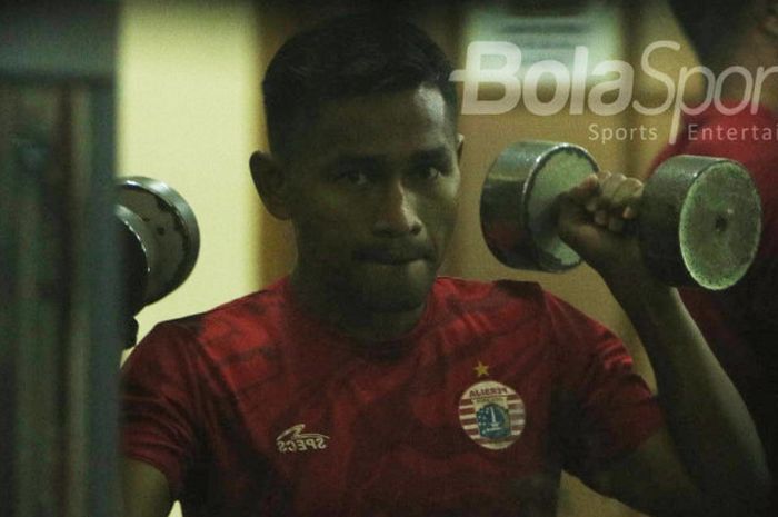 Gelandang Persija, Ramdani Lestaluhu, tengah berlatih di sesi latihan kebugaran tim di Executive Clu